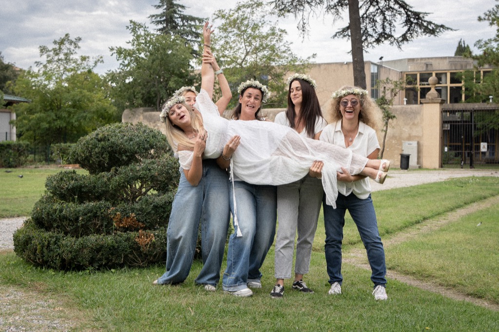 Groupe d'amies portant la future mariée lors d'un EVJF près d'Aix-en-Provence