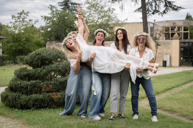 Future mariée entourée de ses amies en extérieur près d'Aix