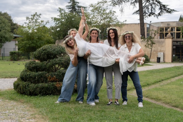 Le groupe d'amies soulève la future mariée dans un parc