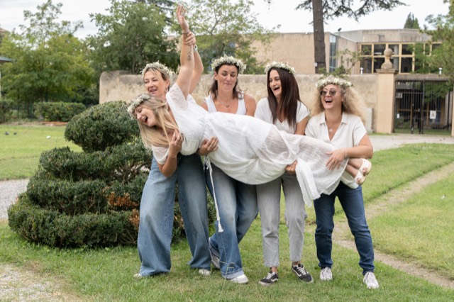 Pose de groupe joyeuse lors d'un enterrement de vie de jeune fille