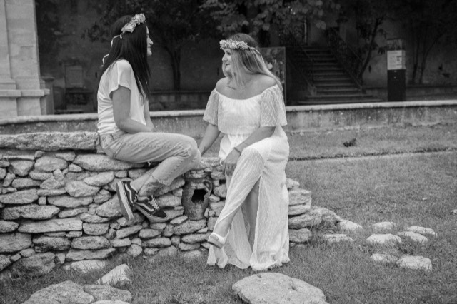 Instant complice en noir et blanc entre la future mariée et son amie