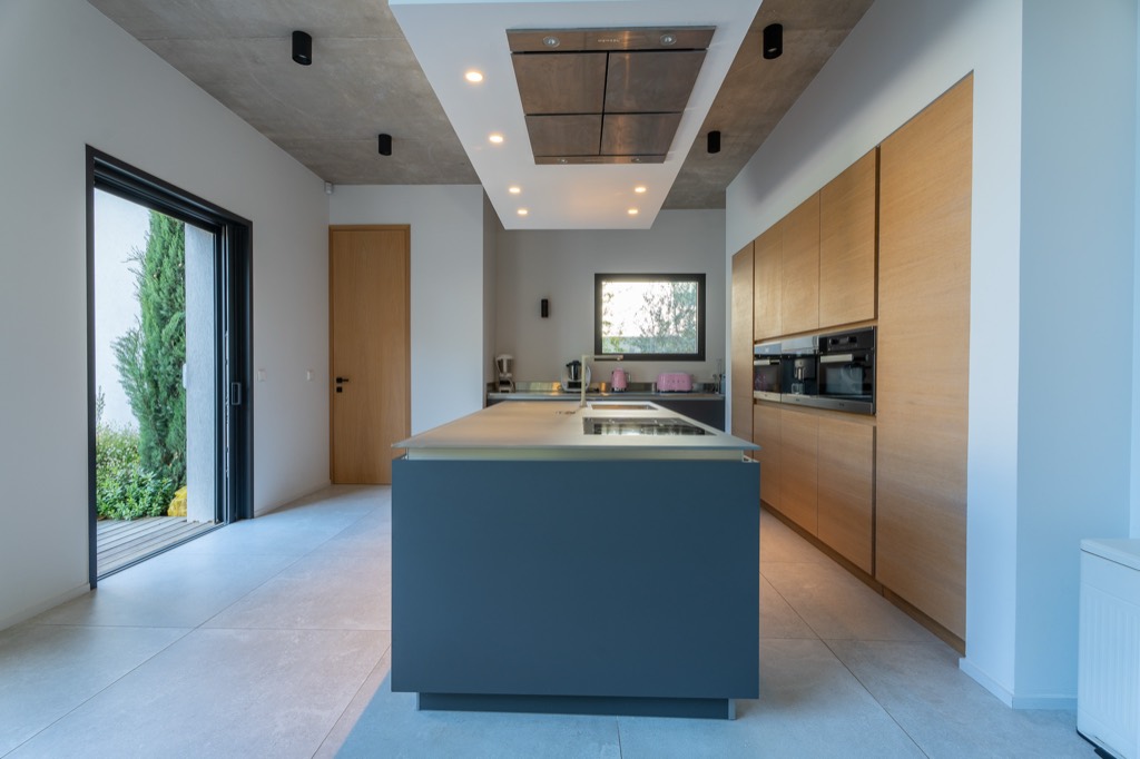 Cuisine moderne et lumineuse photographiée pour une annonce immobilière à Aix-en-Provence