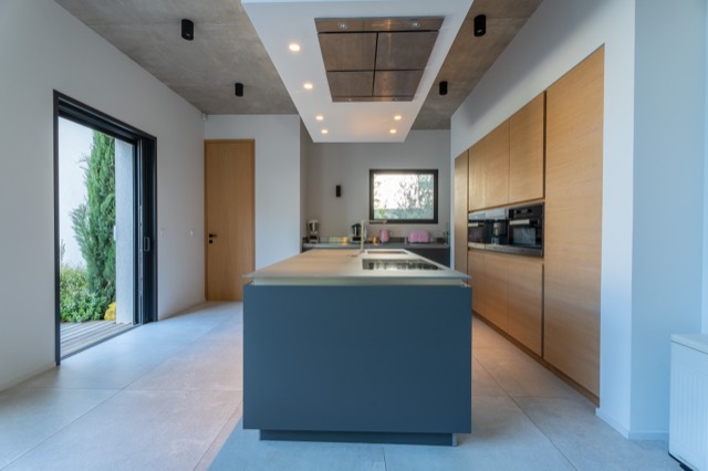 Cuisine moderne avec îlot central, photographie immobilière