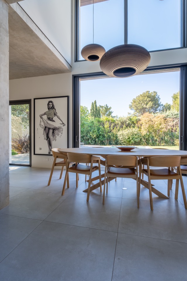 Salle à manger d'une villa contemporaine ouverte sur le jardin
