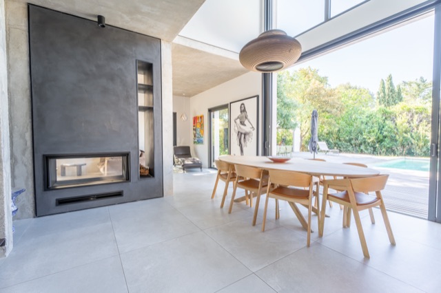 Salle à manger de villa d'architecte avec cheminée suspendue — photographe professionnel Aix-en-Provence