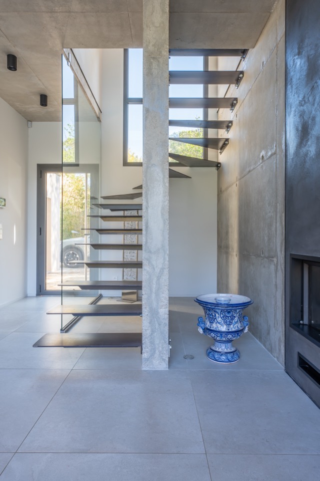 Escalier design en béton et métal d'une villa d'architecte