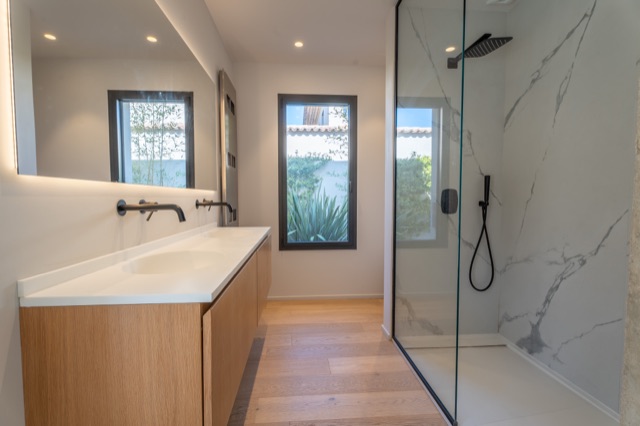 Salle de bain en marbre avec douche à l'italienne — photographe professionnel Aix-en-Provence