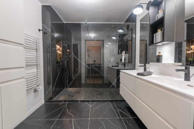 Salle de bains haut de gamme en marbre noir avec douche à l'italienne