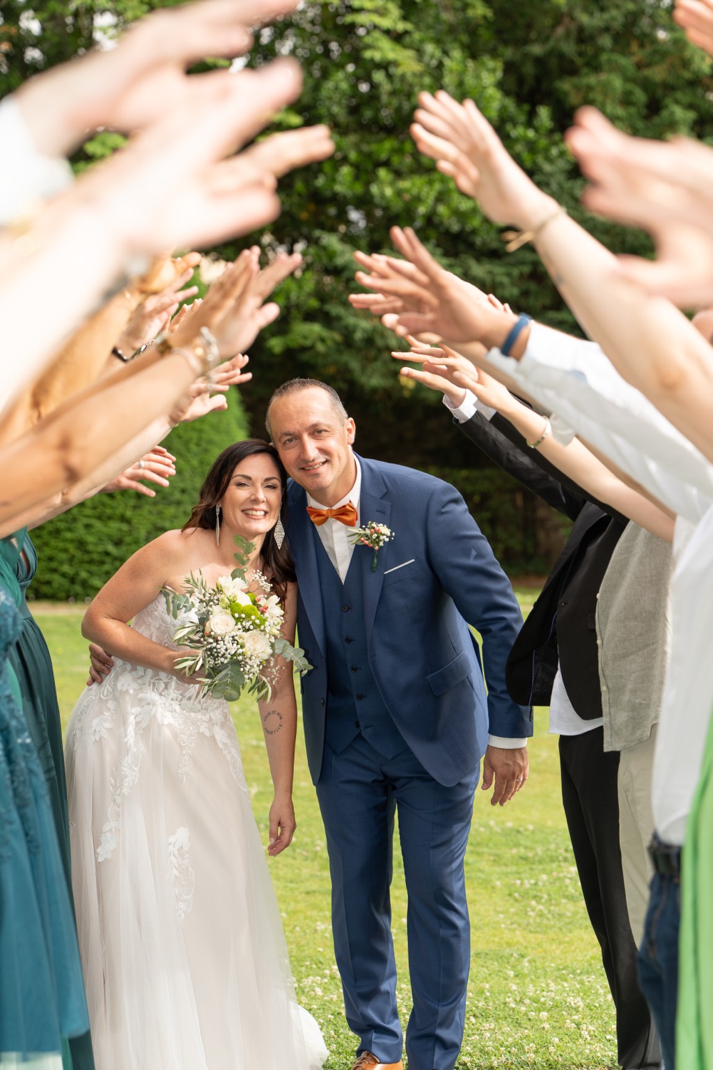 Les mariés sous une haie d'honneur lors d'un mariage près d'Aix-en-Provence