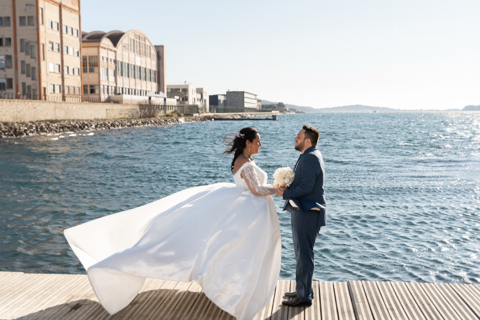Couple de mariés au bord de l'eau lors d'un mariage en Provence