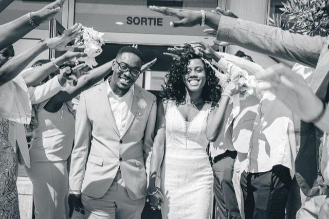Sortie des mariés sous les applaudissements, photographie en noir et blanc