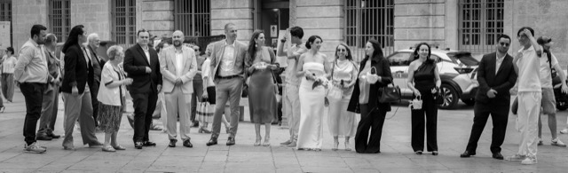 Photo de groupe des invités d'un mariage en noir et blanc