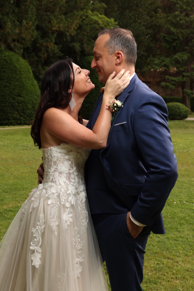 Couple de mariés complices dans un jardin
