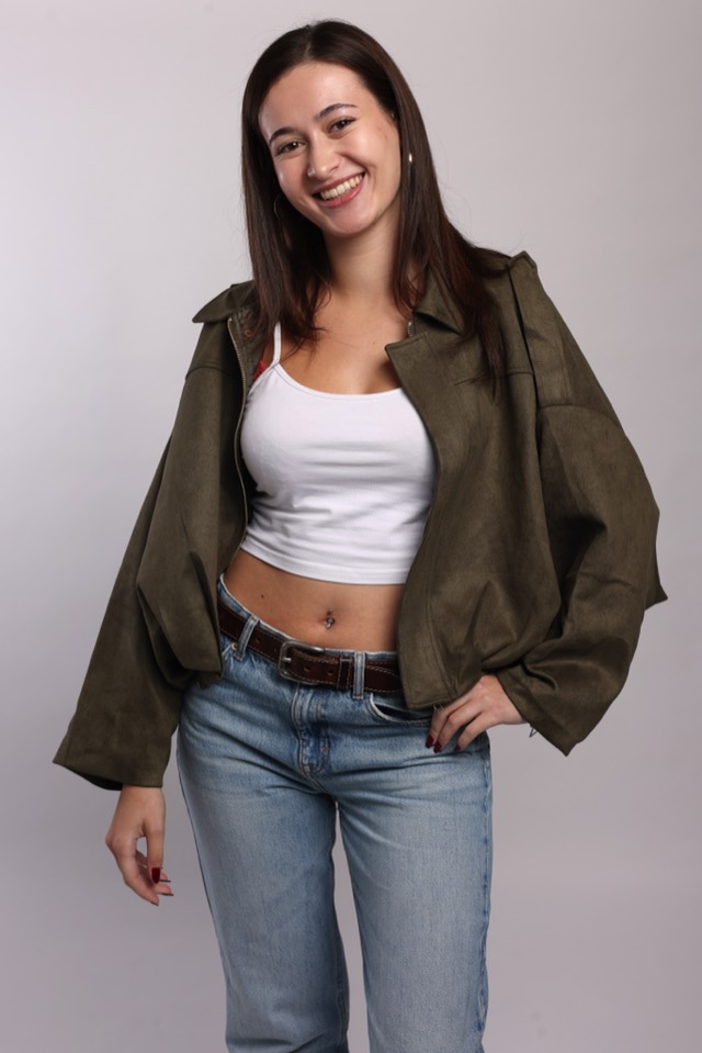 Portrait studio sur fond neutre, veste kaki, réalisé au flash